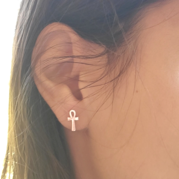 NWOT Silver Ankh Cross Stud Earrings - Picture 4 of 13